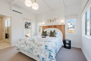 3 bedrooms, iron/ironing board, travel cot, free WiFi - Stylish Central Hamilton Retreat Near Hospital & Lake (Hamilton)