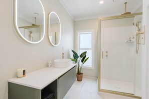 Douche, sèche-cheveux, serviettes fournies, savon