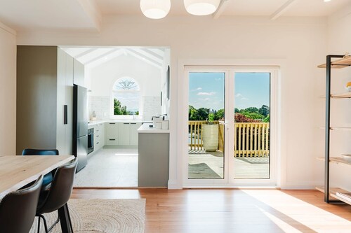 Stylish Central Hamilton Retreat Near Hospital & Lake