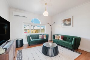 Smart TV - Stylish Central Hamilton Retreat Near Hospital & Lake (Hamilton)