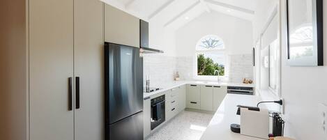 Refrigerador, microondas, horno y parrilla de estufa