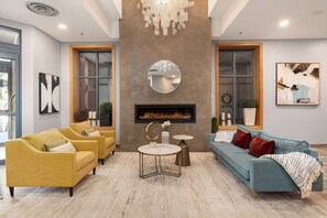 TV, fireplace - Bright studio on Main street with hot tub/sauna (Whistler)