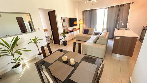 Near Plaza, Cafe! Sunset Beach House-Yard, Kitchen