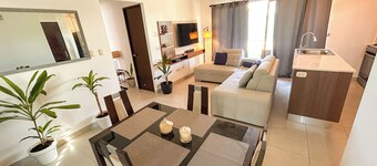 Near Plaza, Cafe! Sunset Beach House-Yard, Kitchen