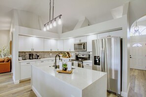 ثلاجة، ميكروويف، موقد طهي مسطح، غسالة أطباق