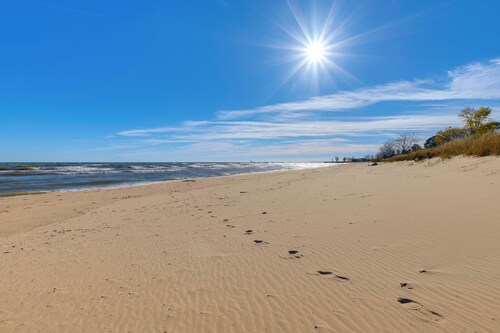 Pet Friendly! Steps to Beach - ‘Lakeview Cottage’