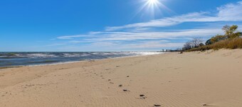 Pet Friendly! Steps to Beach - ‘Lakeview Cottage’