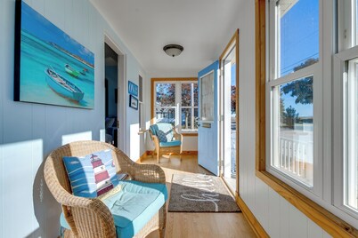 Pet Friendly! Steps to Beach - ‘Lakeview Cottage’