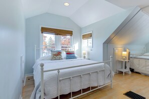 2 bedrooms, desk, iron/ironing board, Internet