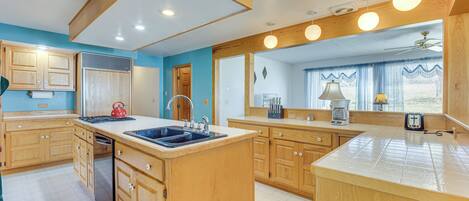 Refrigerador, microondas, placa de cocina, lavavajillas