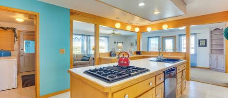 Refrigerador, microondas, placa de cocina, lavavajillas