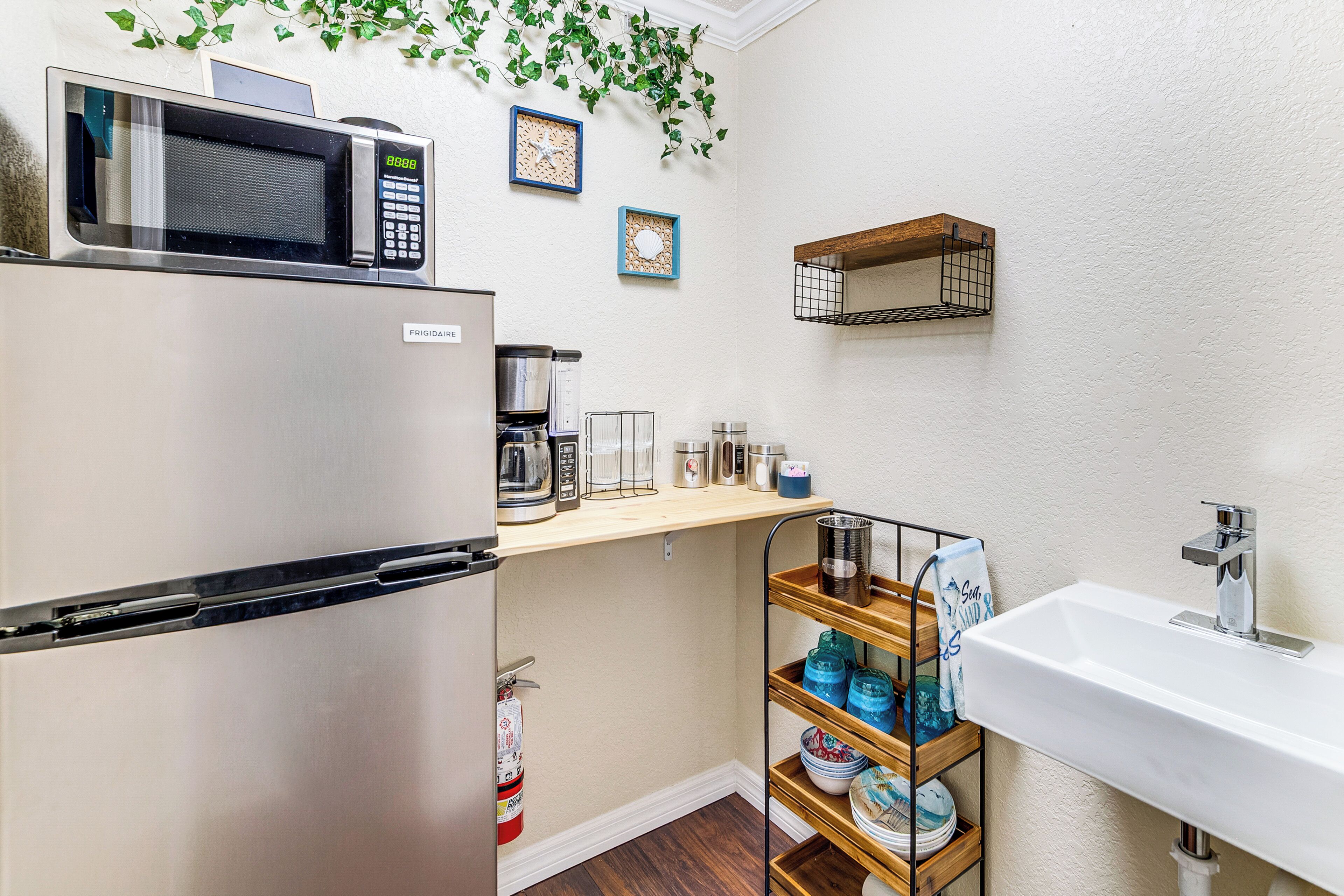 Réfrigérateur, micro-ondes, cafetière/bouilloire