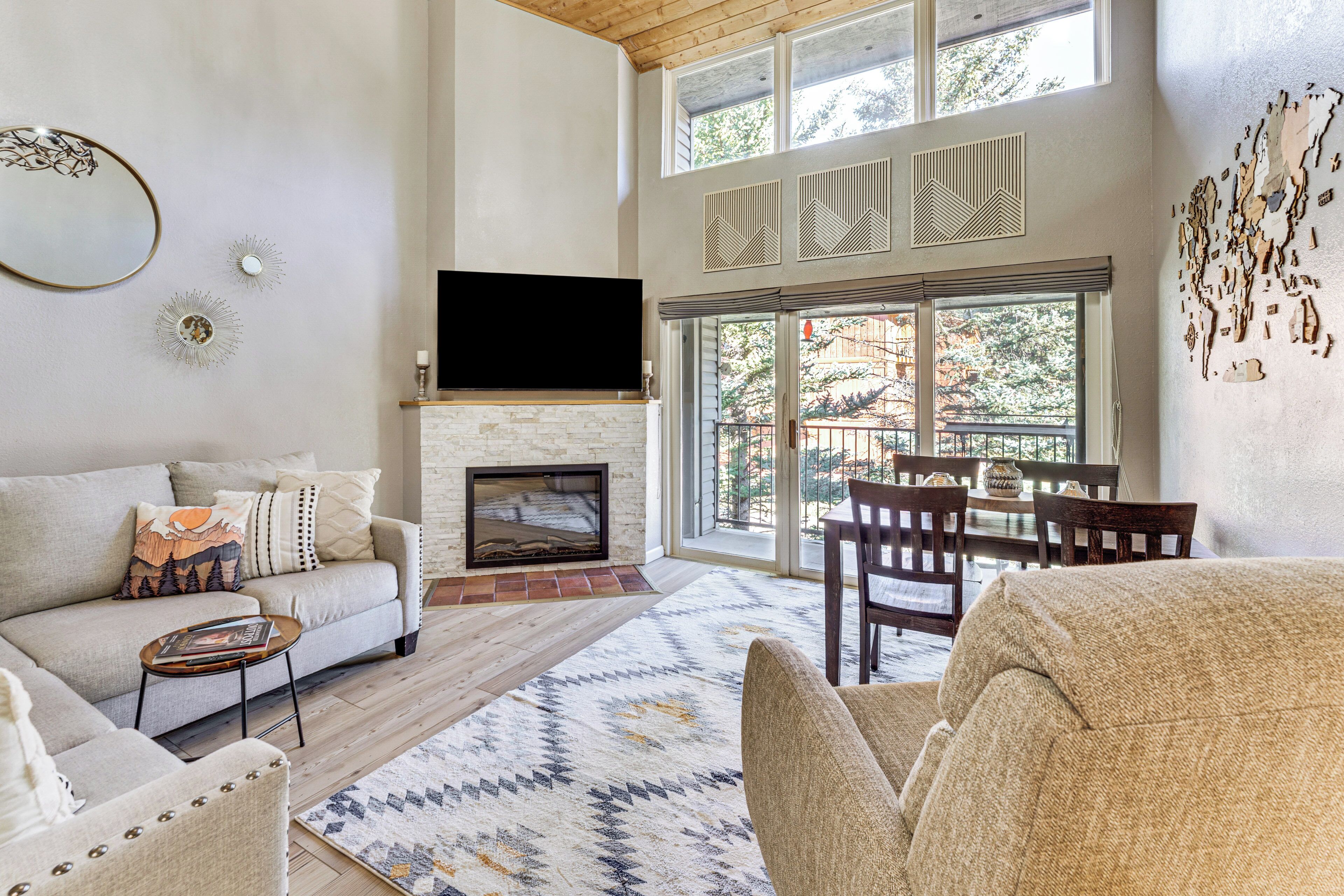 Televisión, chimenea y libros 