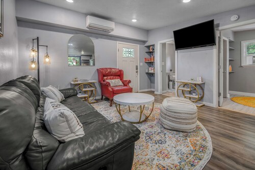 6 Mi to Kyle Field! Pet-Friendly Getaway w/ Yard