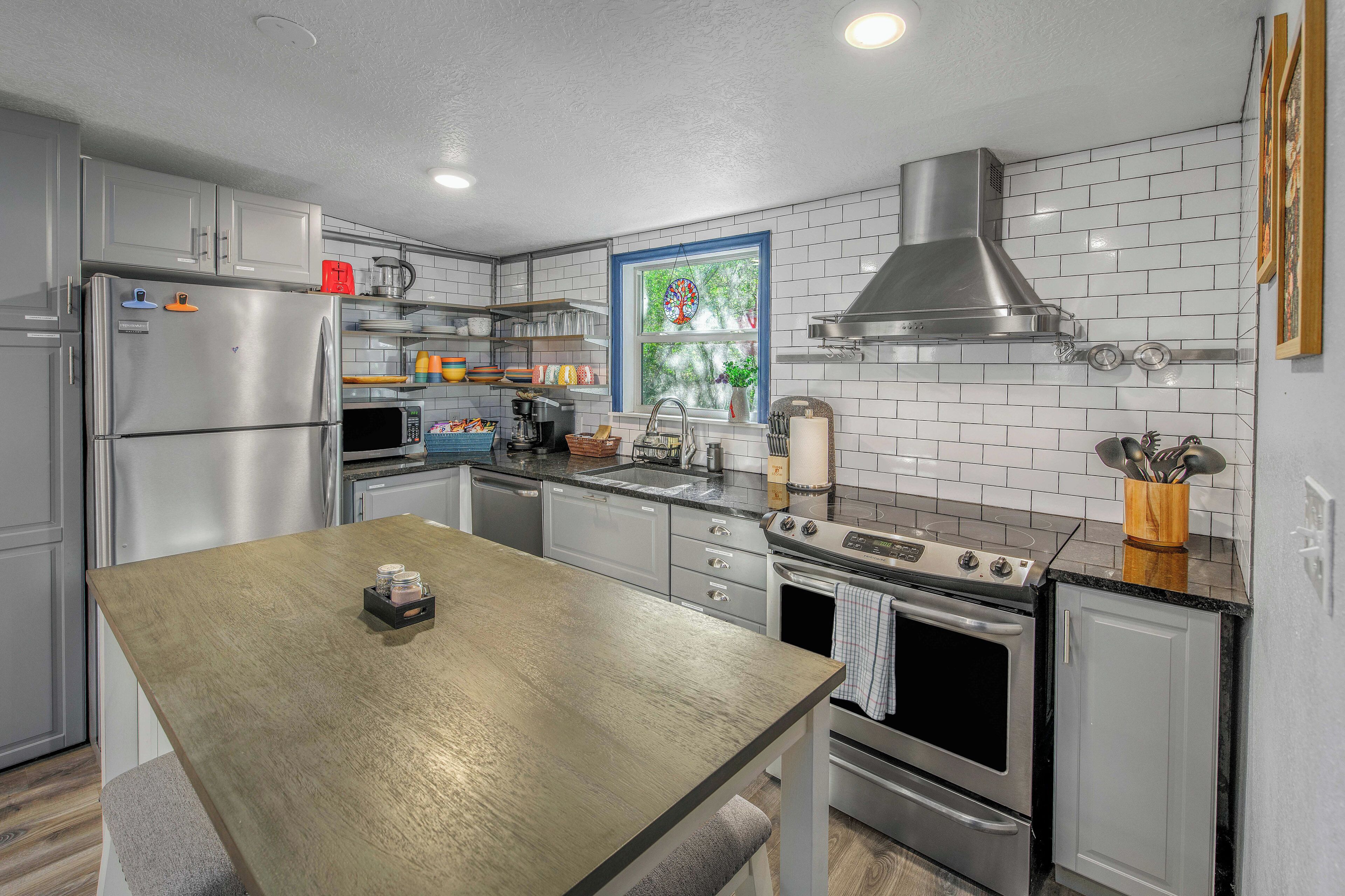 Fridge, microwave, stovetop, dishwasher