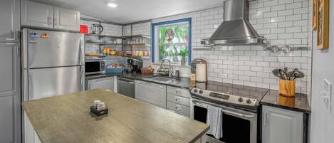 Fridge, microwave, stovetop, dishwasher