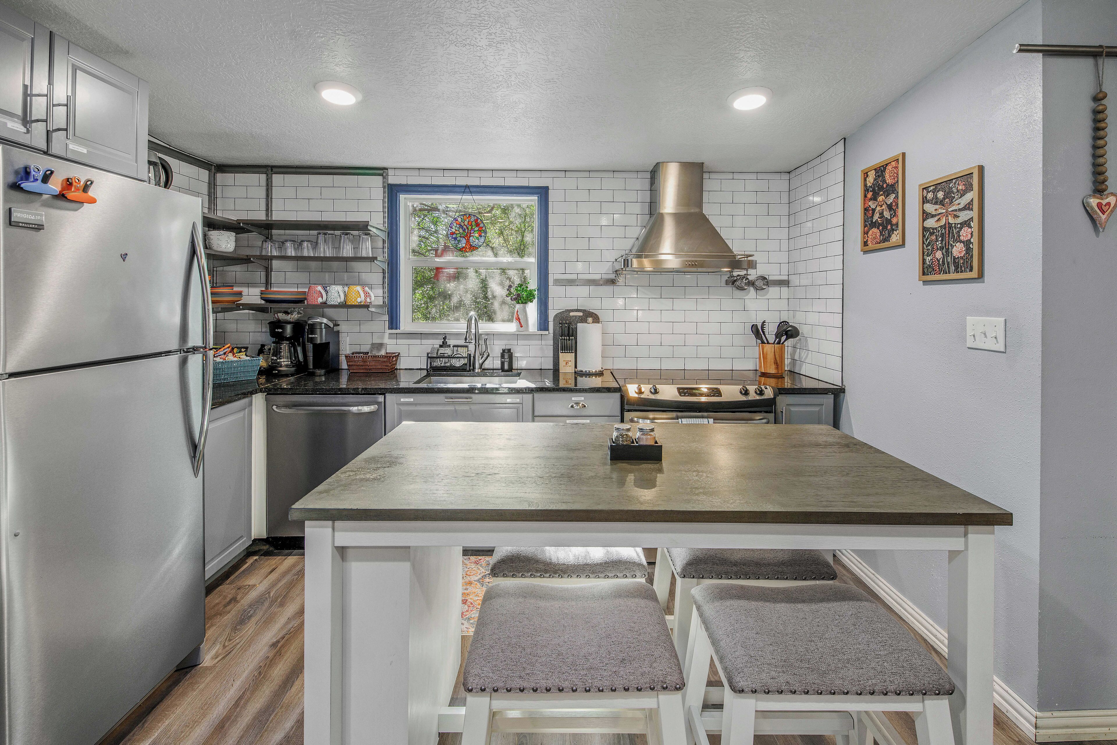 Fridge, microwave, stovetop, dishwasher