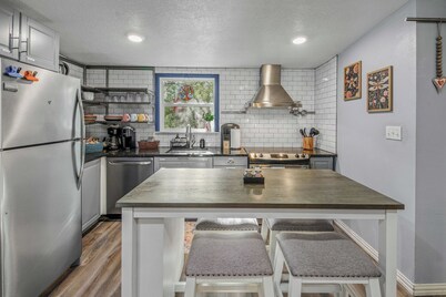 6 Mi to Kyle Field! Pet-Friendly Getaway w/ Yard