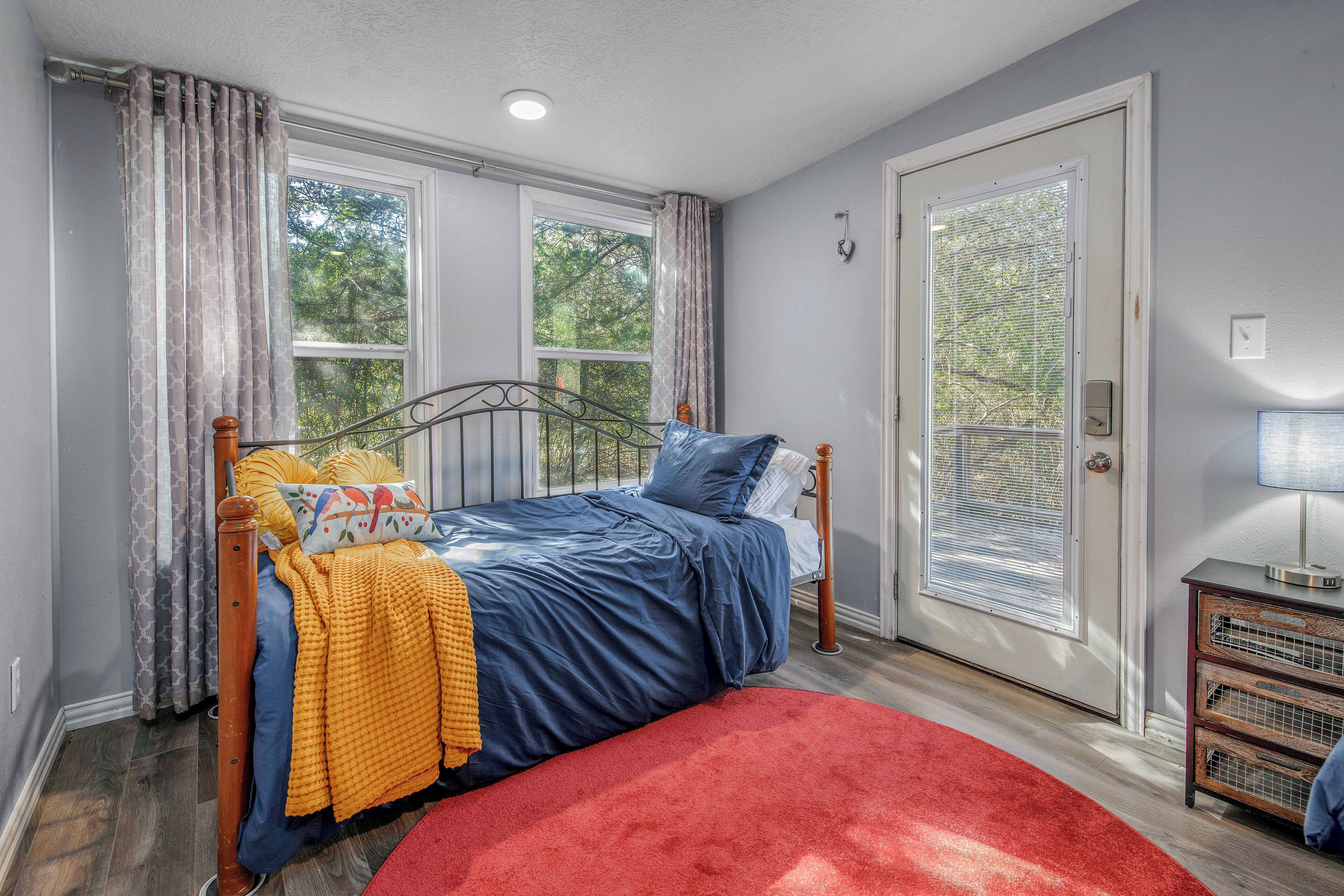 2 bedrooms, iron/ironing board, internet, bed sheets
