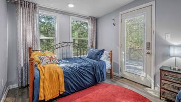 2 bedrooms, iron/ironing board, internet, bed sheets
