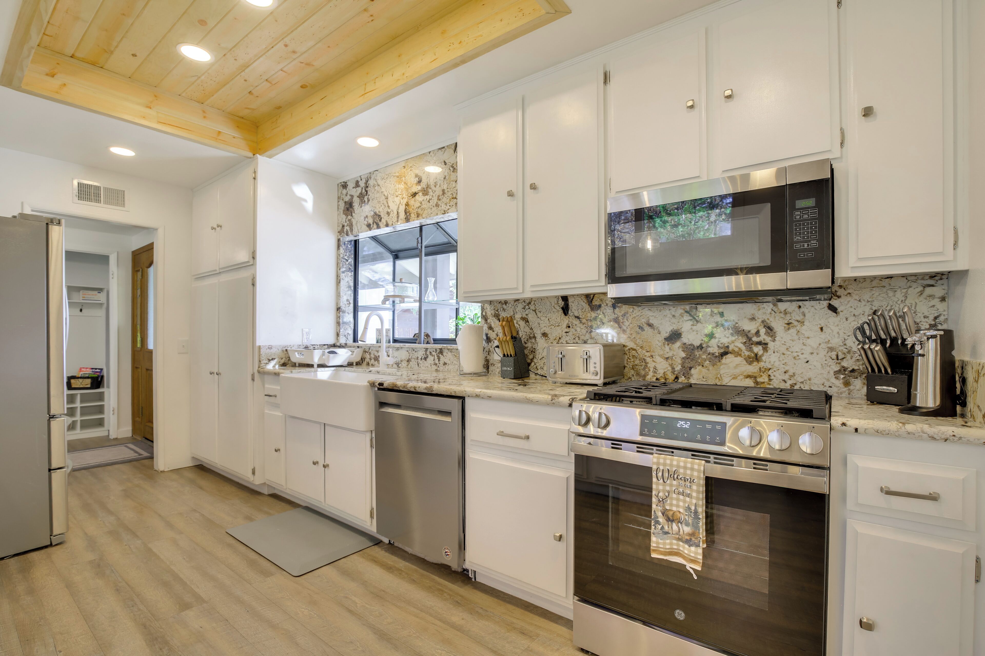 Kylskåp, mikrovågsugn, spishäll och diskmaskin