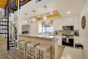 Fridge, microwave, stovetop, dishwasher - 3 Mi to Slopes! Big Bear Mtn Getaway w/ Hot Tub (Big Bear)