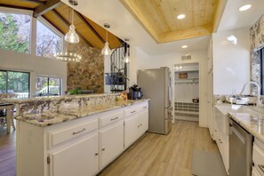 Fridge, microwave, stovetop, dishwasher - 3 Mi to Slopes! Big Bear Mtn Getaway w/ Hot Tub (Big Bear)