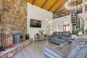 TV, fireplace, books - 3 Mi to Slopes! Big Bear Mtn Getaway w/ Hot Tub (Big Bear)
