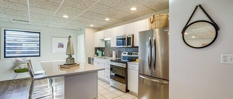 Kühlschrank, Mikrowelle, Herdplatte, Geschirrspüler