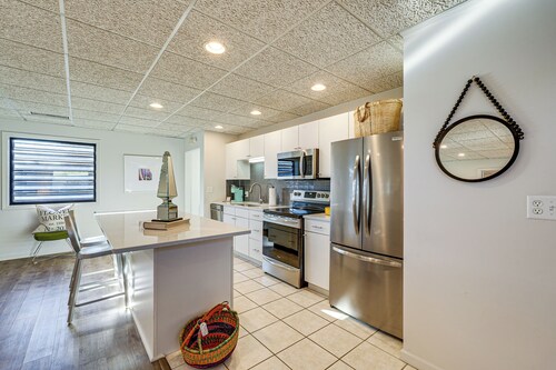 Between Restaurant & Brewery! Chic Perrysburg Apt