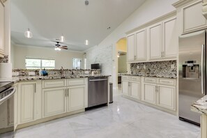 Refrigerador, microondas, placa de cocina, lavavajillas