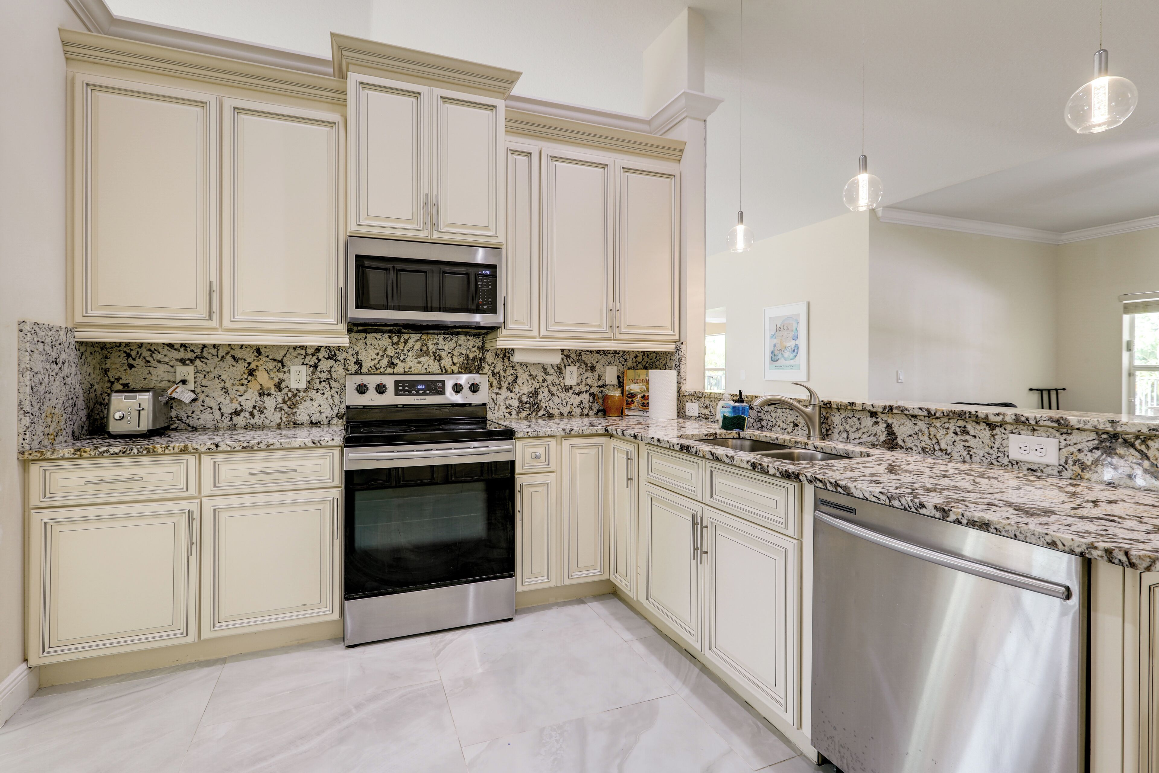 Refrigerador, microondas, parrilla de estufa y lavavajillas 