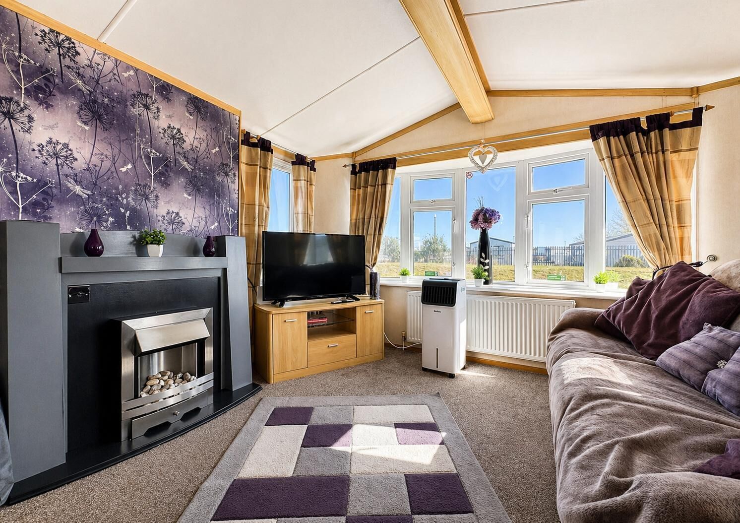 Dog-friendly 6 Berth Caravan With Side Decking Ref 67004m - Ingoldmells
