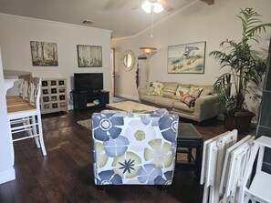 TV, fireplace - Quiet 2-bedroom Single Story Condo in central Austin & 2 parking spots in front (Austin)