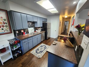 Microwave, oven, stovetop, dishwasher - Quiet 2-bedroom Single Story Condo in central Austin & 2 parking spots in front (Austin)