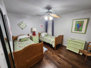 2 bedrooms, iron/ironing board, WiFi, bed sheets - Quiet 2-bedroom Single Story Condo in central Austin & 2 parking spots in front (Austin)