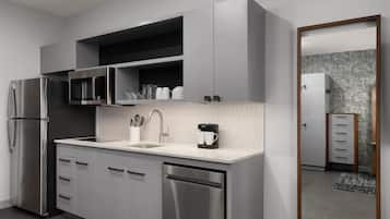 Kaffetrakter/tekoker, gjenbrukbare kaffe-/tefiltre og spisebord