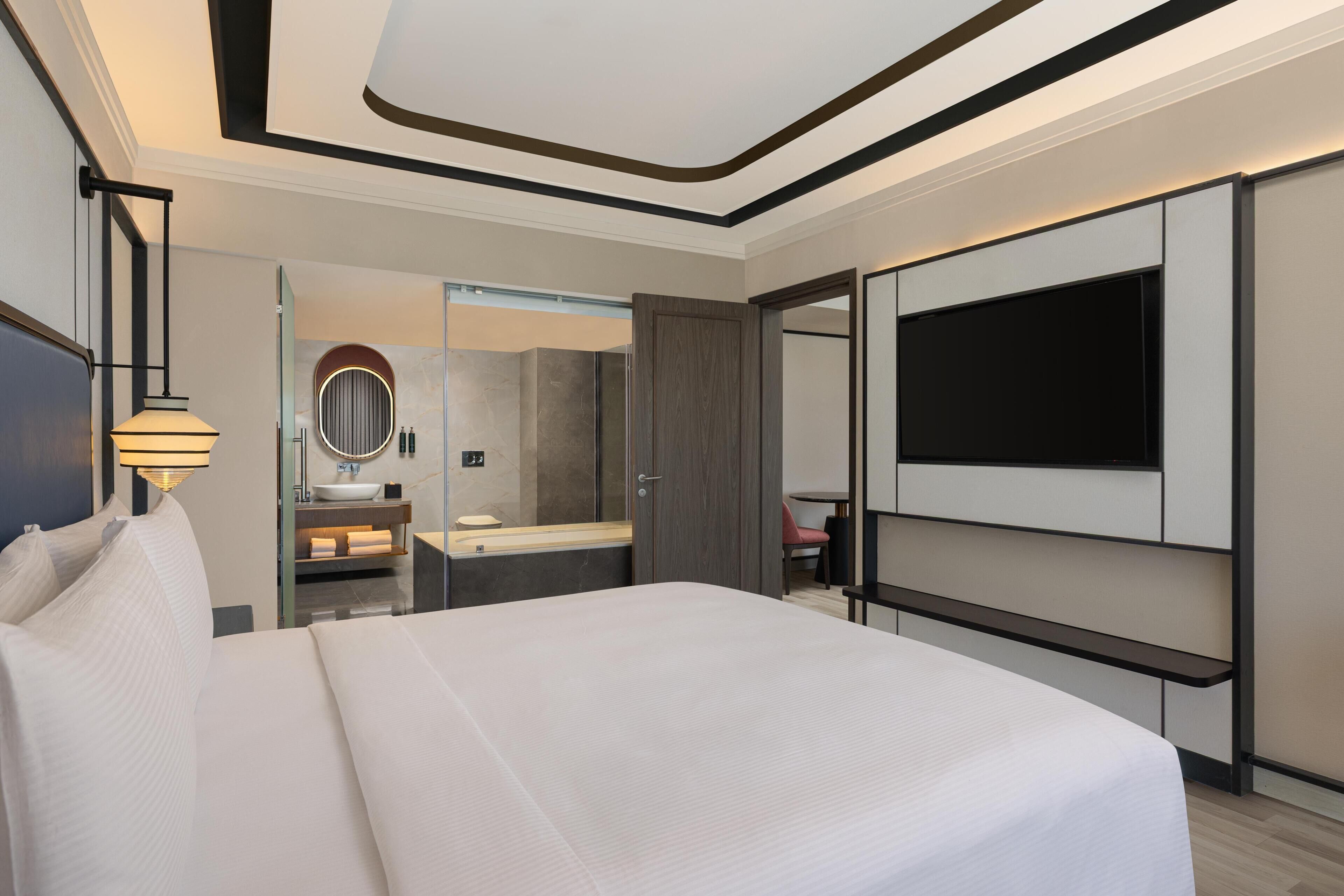 Suite, 1 kingsize bed, koelkast (Ambassador) | Lakens van Egyptisch katoen, luxe beddengoed, donsdekens