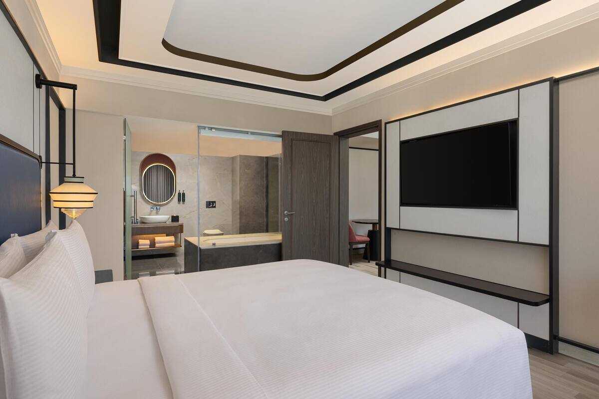 Suite, 1 kingsize bed, koelkast (Ambassador) | Lakens van Egyptisch katoen, luxe beddengoed, donsdekens
