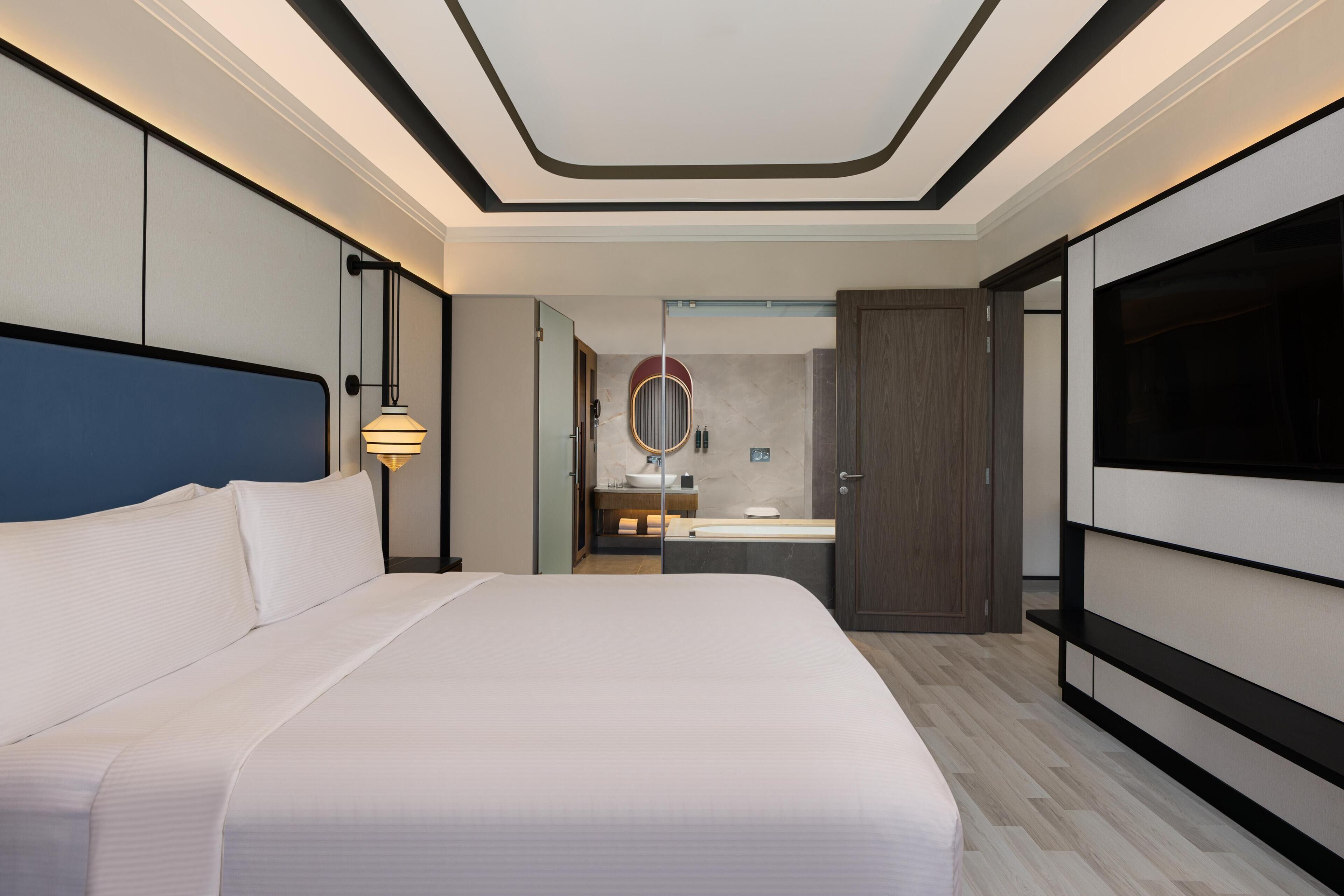 Phòng Suite Deluxe, 1 giường cỡ king, tủ lạnh (Ambassador) | Bộ trải giường bằng vải cotton Ai Cập, bộ đồ giường cao cấp 