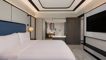 Phòng Suite Deluxe, 1 giường cỡ king, tủ lạnh (Ambassador) | Bộ trải giường bằng vải cotton Ai Cập, bộ đồ giường cao cấp