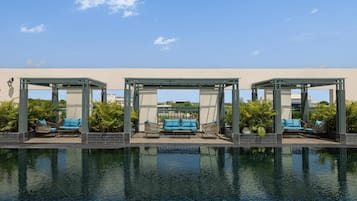 Una piscina al aire libre, camas de piscina gratis