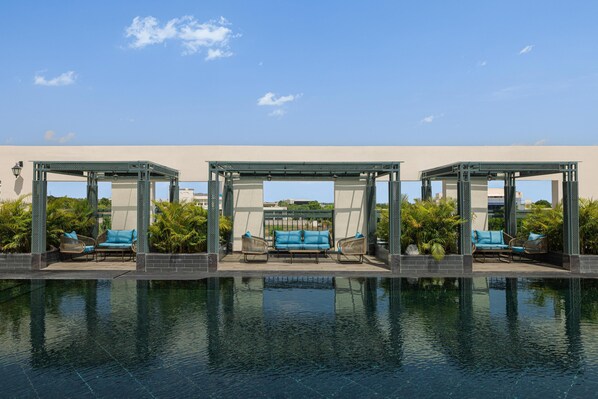 Piscine extérieure, cabanons gratuits, chaises longues