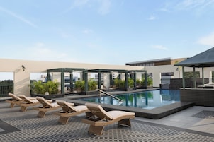 Una piscina al aire libre de temporada