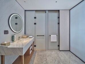 Rainfall showerhead, free toiletries, hair dryer, slippers - Hilton Garden Inn Guangzhou Baiyun Airport (Guangzhou)