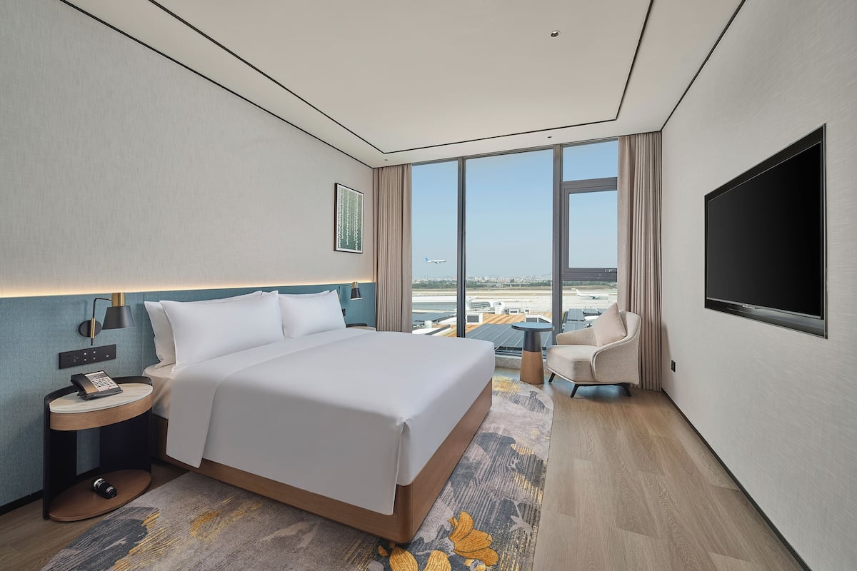 Juniorsvit - 1 kingsize-säng | Duntäcken, värdeförvaringsskåp på rummet och mörkläggningsgardiner