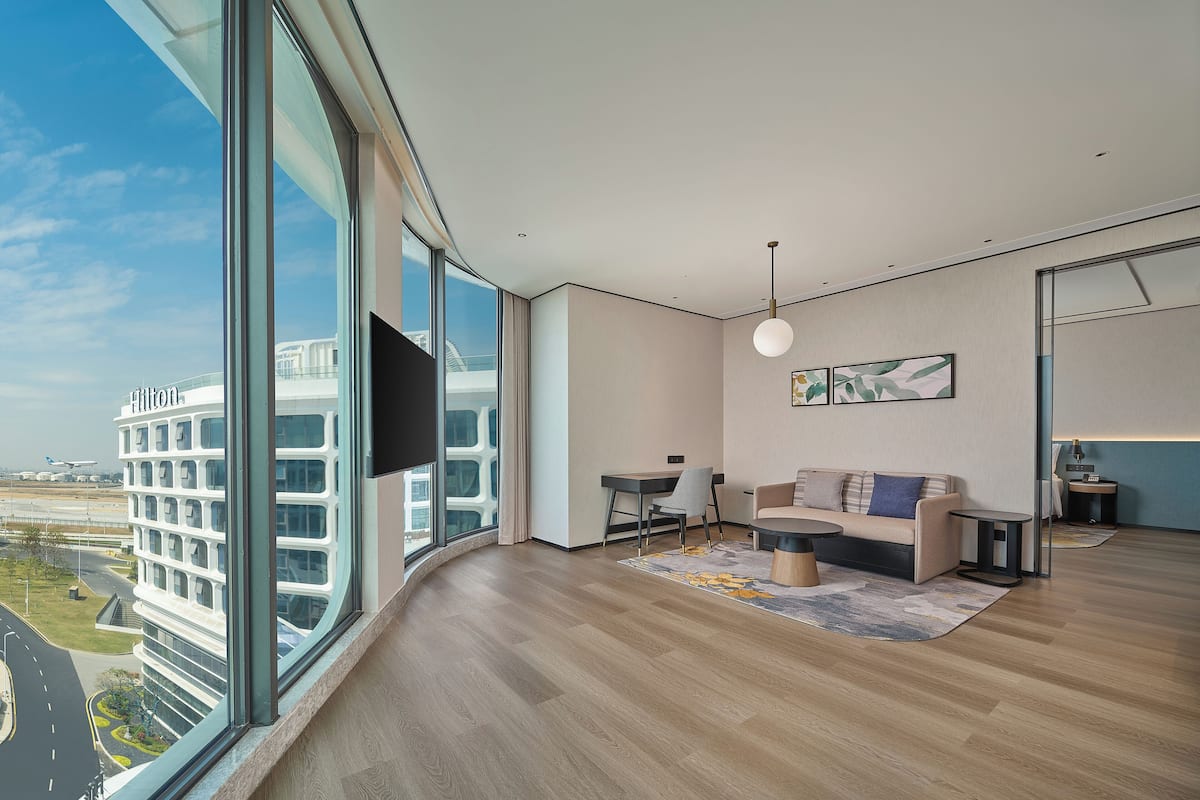 Phòng Suite Deluxe, 1 giường cỡ king | Chăn bông, két bảo mật tại phòng, màn/rèm cản sáng