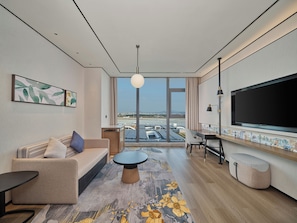 Phòng Suite Junior, 1 giường cỡ king | Chăn bông, két bảo mật tại phòng, màn/rèm cản sáng