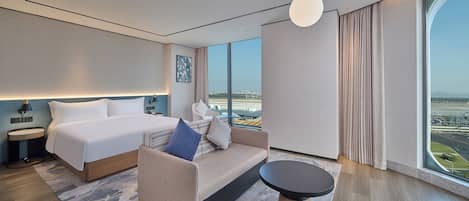 Deluxe-rum - 1 kingsize-säng (Panoramic View) | Duntäcken, värdeförvaringsskåp på rummet och mörkläggningsgardiner