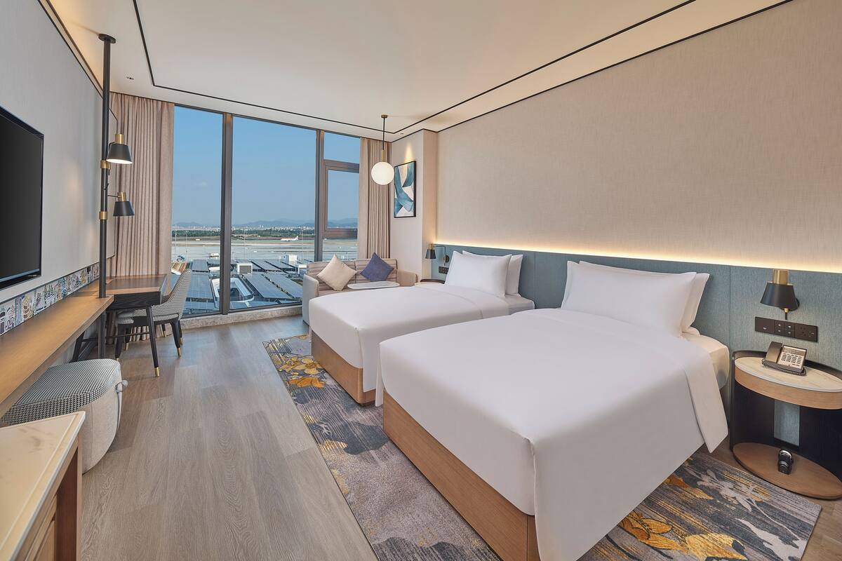 Kamar, 2 Tempat Tidur Twin (Airport View) | Selimut bulu angsa, brankas, dan tirai kedap cahaya